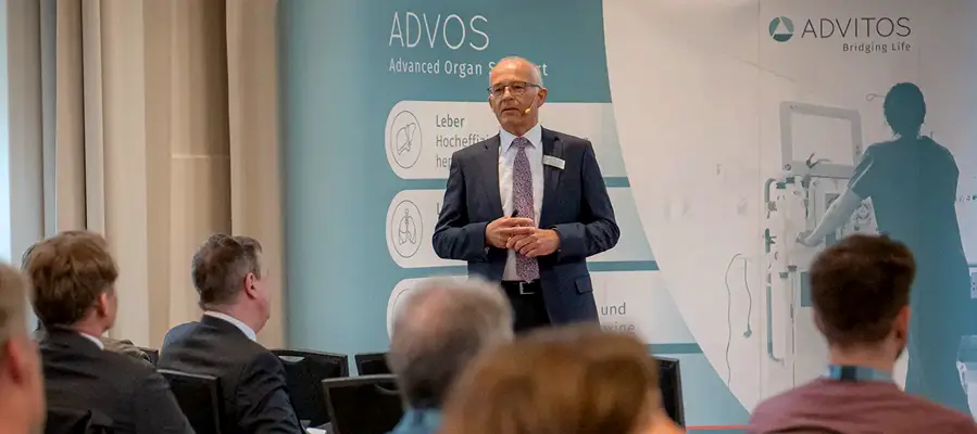Das Bild zeigt den Geschäftsführer Claus Jessen, der einen Vortrag bei einem ADVOS-Workshop hält.